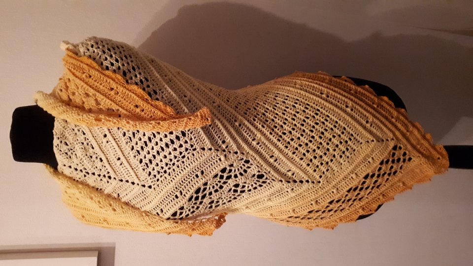 Häkelanleitung außergewöhnliches Tuch Torüggdenken Zurückdenken Dreiecktuch