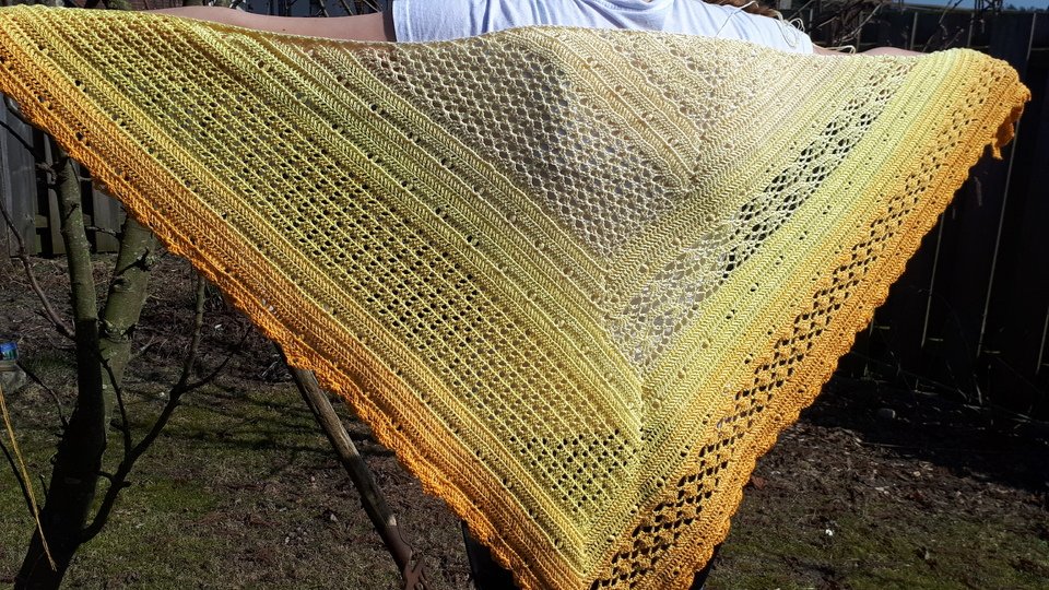 Häkelanleitung außergewöhnliches Tuch Torüggdenken Zurückdenken Dreiecktuch