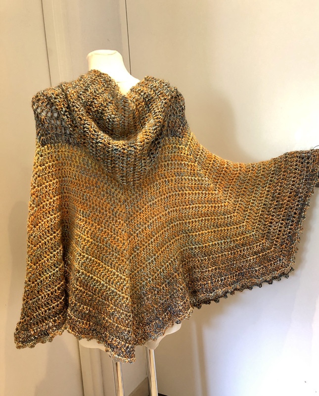 „gelind umhüllt“ Umhang mit Kapuze Häkelanleitung Fotos und Abbildungen