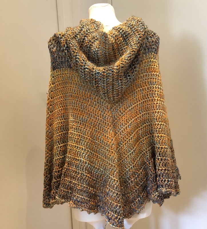 „gelind umhüllt“ Umhang mit Kapuze Häkelanleitung Fotos und Abbildungen