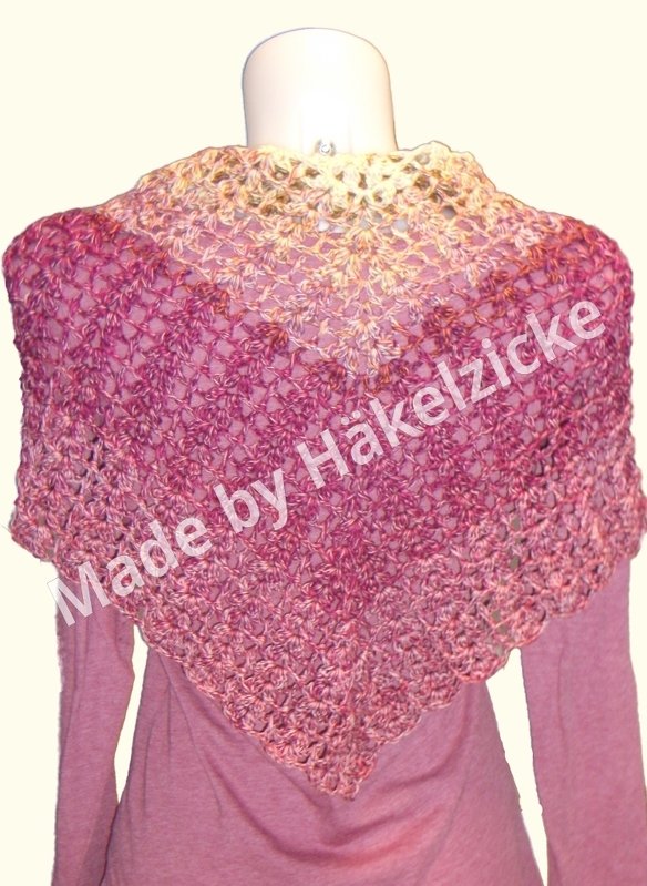 Dreieckiges gehäkeltes Tuch mit Verlaufsgarn in Rosa und Creme auf Schaufensterpuppe