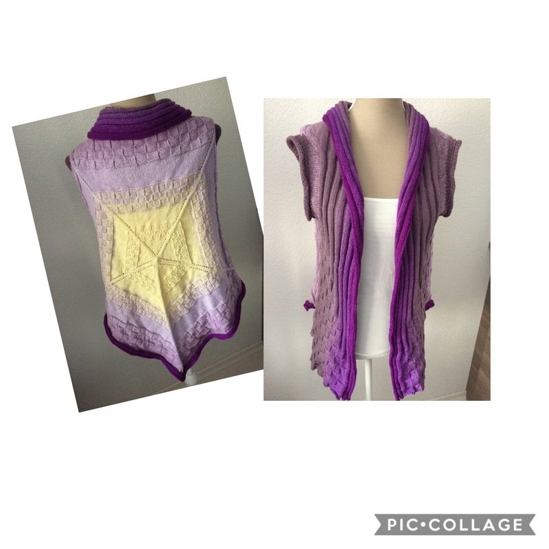 Gestrickte ärmellose Damenweste in Lila- und Gelbtönen mit großem Sternmuster auf dem Rücken, präsentiert auf einer Schneiderpuppe.