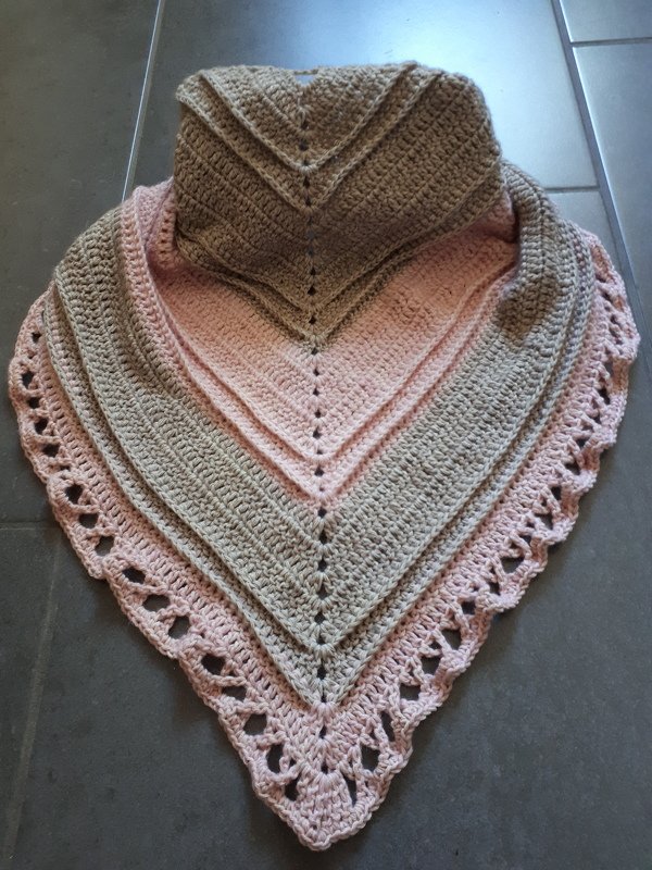 Gehäkeltes zweifarbiges Dreieckstuch mit Kapuze in Rosé und Taupe, mittige Lochreihe und Spitzenkante