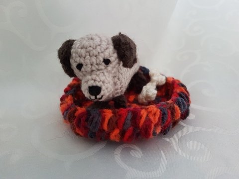 Häkelanleitung für Dackeldame Dixie mit Hundekörbchen und ihrem Knochen