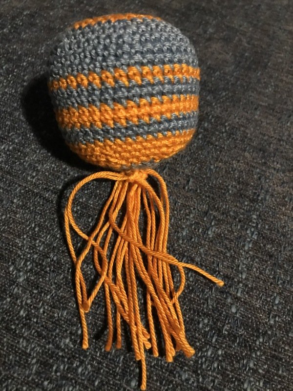 Katzenspielzeug zum Klappern