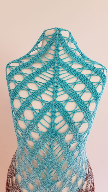 Gehäkeltes türkisfarbenes Dreieckstuch im Ajour-Chevronmuster auf Schneiderpuppe