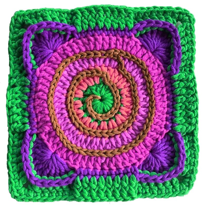 Quadratische gehäkelte Applikation mit Spirale in Grün, Pink, Violett und braunen Zierreihen
