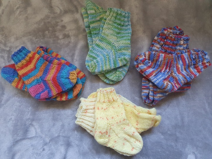 Gestrickte Socken für Mamas und Minis!