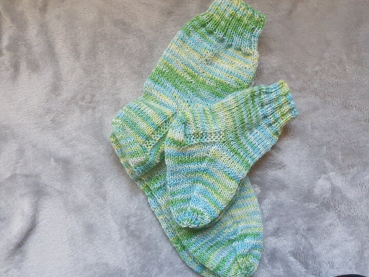 Gestrickte Socken für Mamas und Minis!