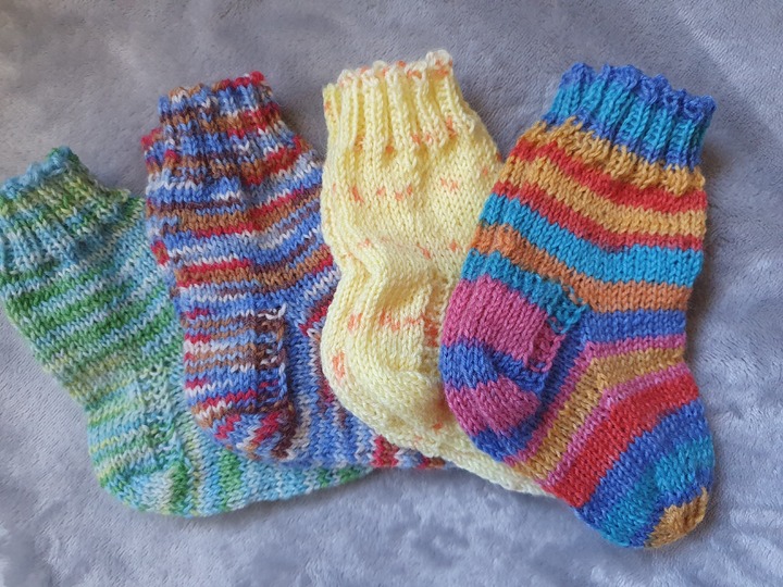 Gestrickte Socken für Mamas und Minis!
