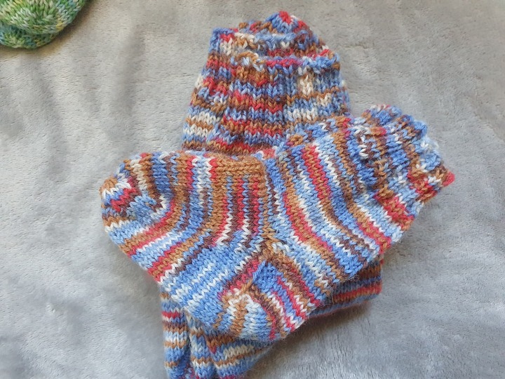 Gestrickte Socken für Mamas und Minis!