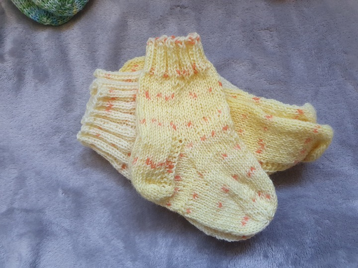 Gestrickte Socken für Mamas und Minis!