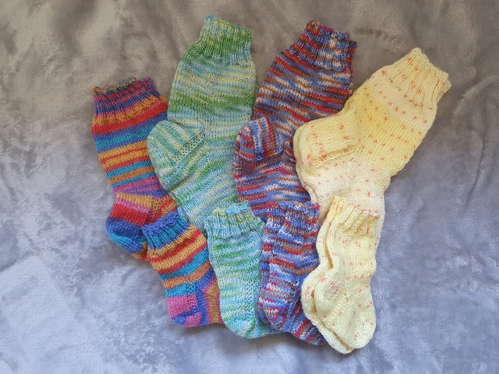 Gestrickte Socken für Mamas und Minis!