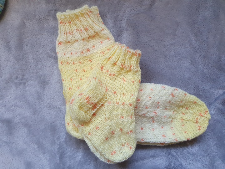 Gestrickte Socken für Mamas und Minis!