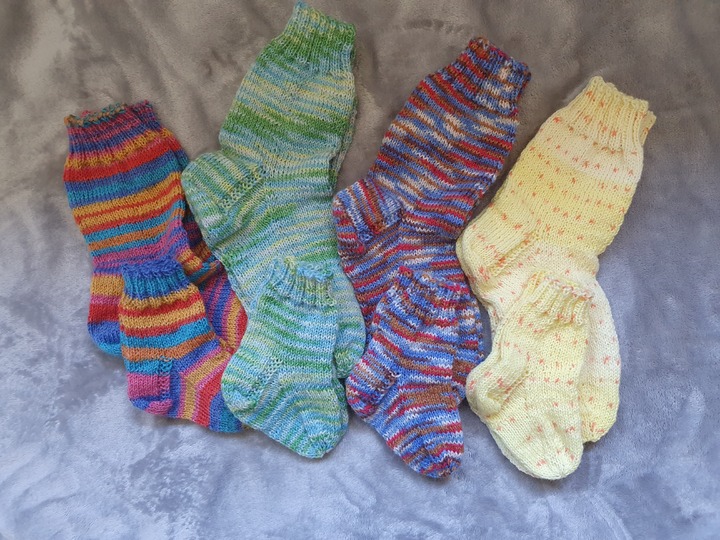 Gestrickte Socken für Mamas und Minis!