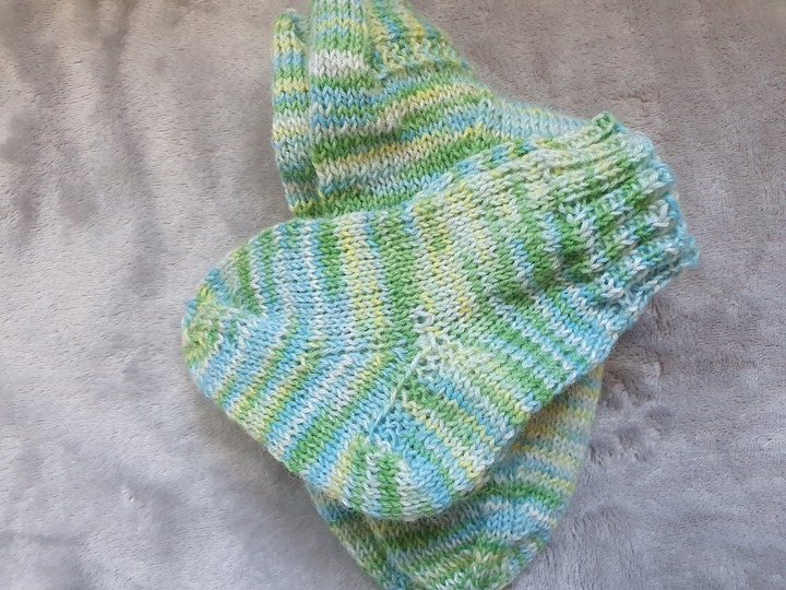 Gestrickte Socken für Mamas und Minis!