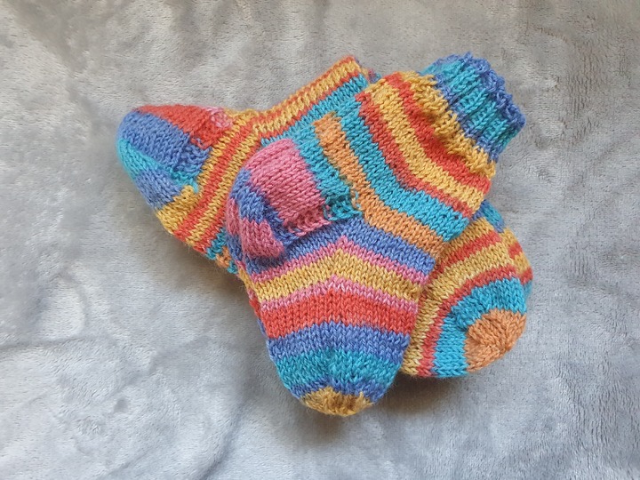 Gestrickte Socken für Mamas und Minis!