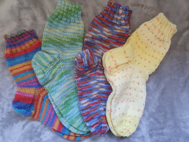 Gestrickte Socken für Mamas und Minis!