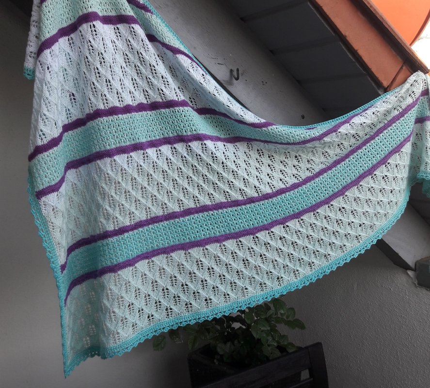 Gestricktes Dreieckstuch mit Ajourmuster und türkis-lila Streifen