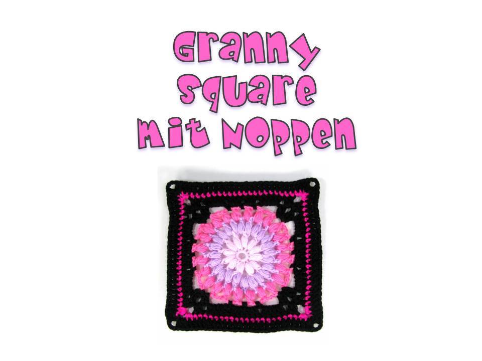 Quadratische gehäkelte Applikation mit rosa‑lila Noppenblüte und schwarzem Rand