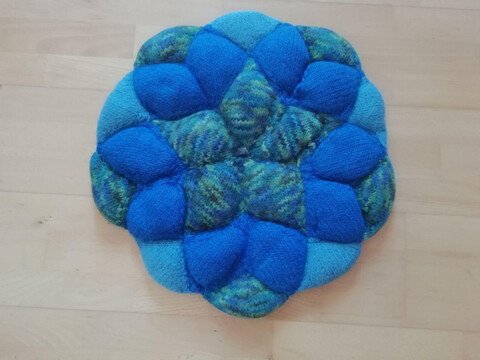 Strickgefilztes Patchwork-Kissen
