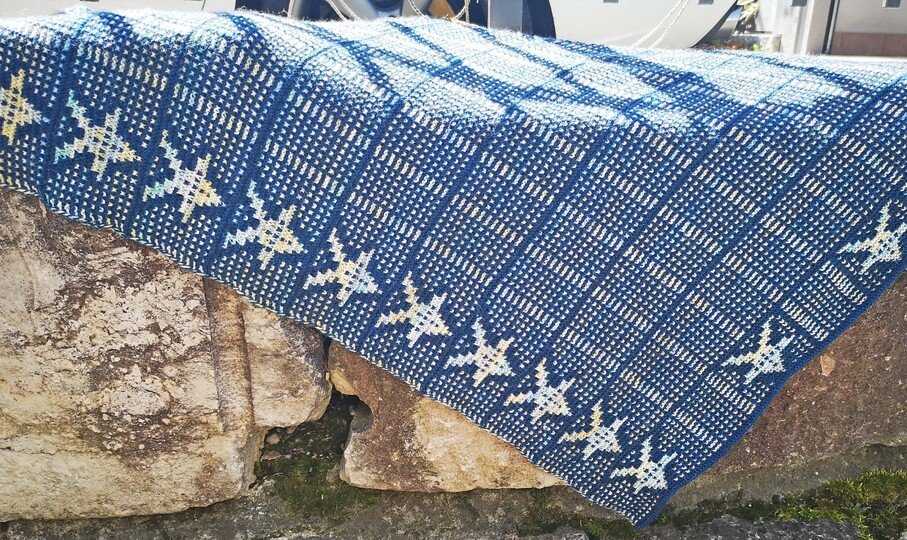 Tuch "Sternen-Welt" kuschliges Tuch mit Sternen gestrickt im Mosaikmuster