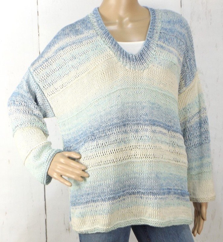 Gestrickter Damenpullover mit V-Ausschnitt und blauen, türkisfarbenen und beigen Streifen auf Schaufensterpuppe