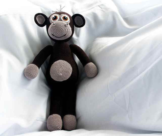 Crochet a monkey – Mo, the big monkey to cuddle (EN & DE)