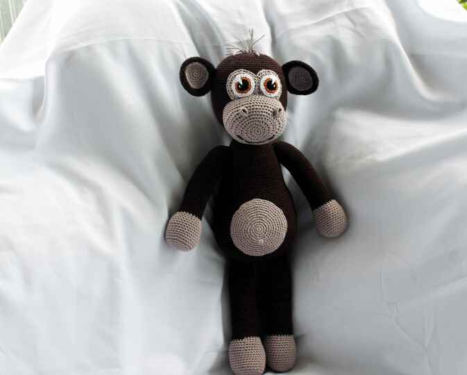 Crochet a monkey – Mo, the big monkey to cuddle (EN & DE)