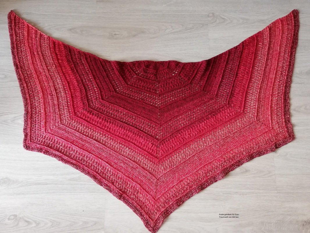 Gehäkeltes rotes Dreieckstuch mit Farbverlauf, flach ausgebreitet
