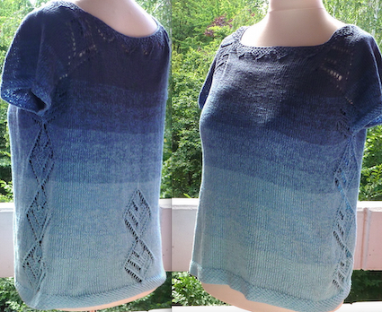 Damen-Strickshirt mit blauem Ombre-Verlauf, Ajourseiten und weitem Ausschnitt auf Puppe vor gr
nem Hintergrund