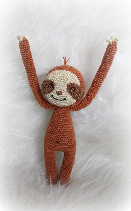 Gehäkeltes Amigurumi-Faultier mit cremefarbenem Gesicht und langen Armen
