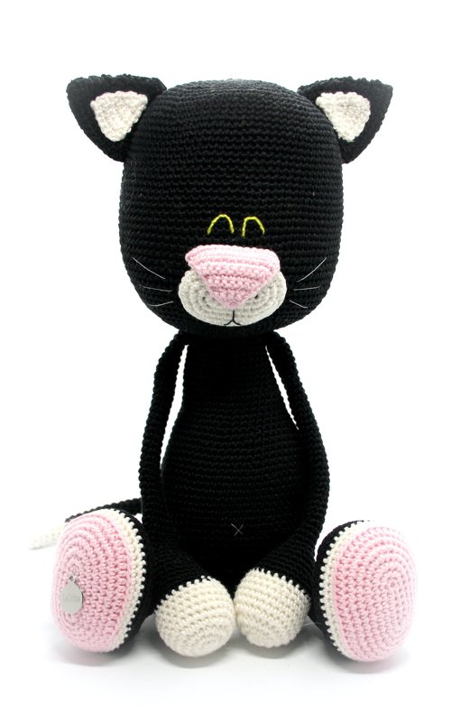 Gehäkelte schwarze Amigurumi‑Katze mit rosa Pfoten, frontal sitzend