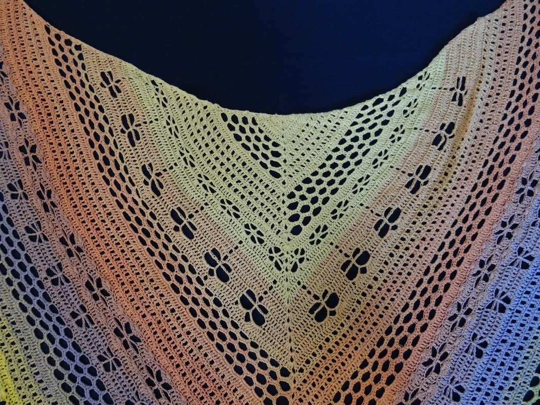 Gehäkeltes Dreieckstuch in Pastellfarben mit Schmetterlings-Lochmuster