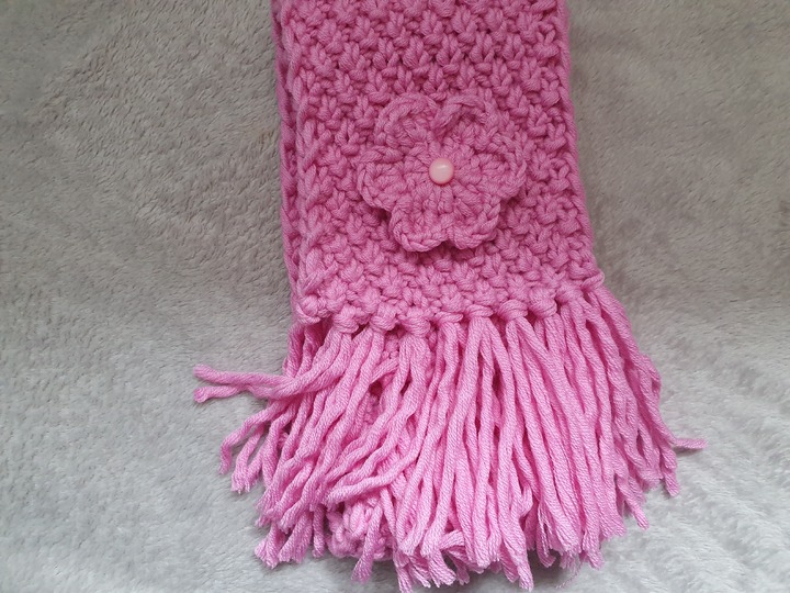 Strickanleitung Mädchenschal 3-5 Jahre mit Fransen und Häkelblume!