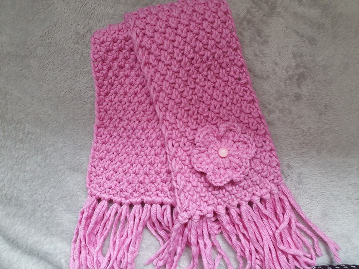 Strickanleitung Mädchenschal 3-5 Jahre mit Fransen und Häkelblume!