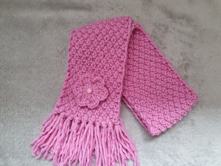 Strickanleitung Mädchenschal 3-5 Jahre mit Fransen und Häkelblume!