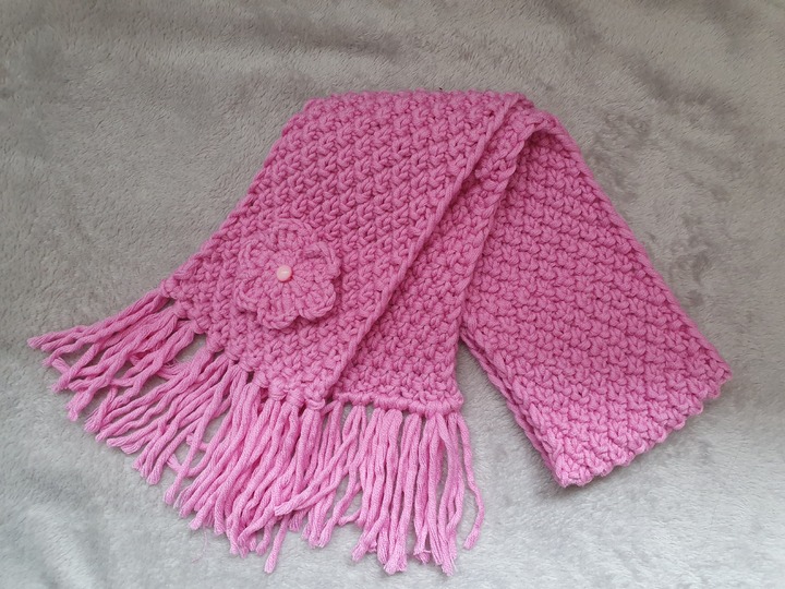 Strickanleitung Mädchenschal 3-5 Jahre mit Fransen und Häkelblume!