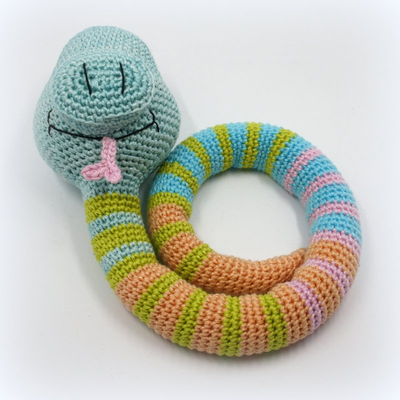 Gehäkelte Amigurumi‑Schlange in Pastellstreifen