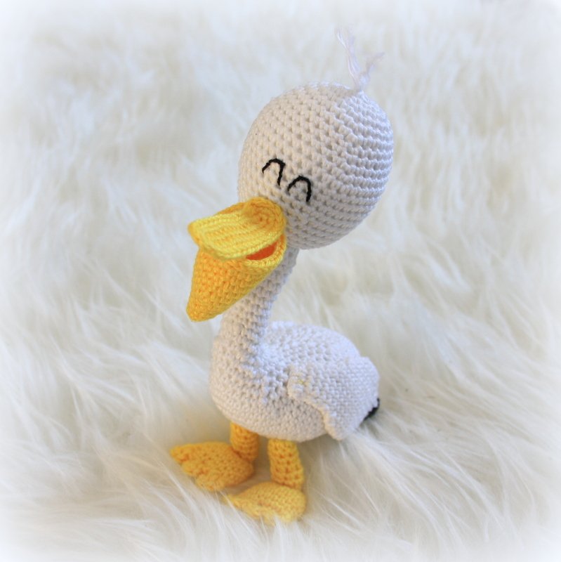Niedliches gehäkeltes Vogel-Amigurumi mit gelbem Schnabel und gestickten Augen