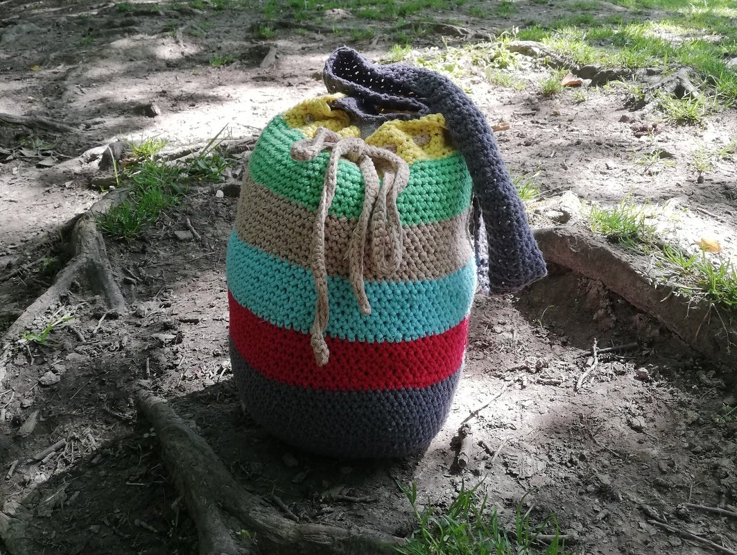 Gehäkelte Beuteltasche mit horizontalen Streifen in Grau, Rot, Türkis, Beige und Grün, Kordelzug und Trageriemen