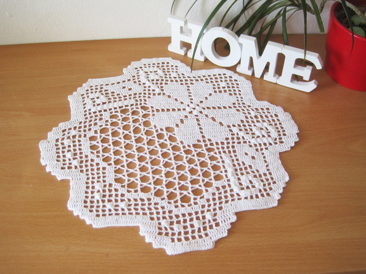 Häkelanleitung: Deko Deckchen mit Blume