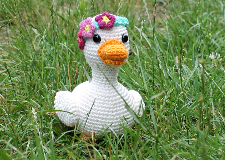 Crochet a Duck – a little duckling with a flower crown (EN & DE)