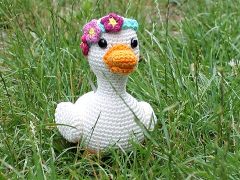 Ente häkeln – kleines Entchen mit Blumenkrönchen (DE & EN)