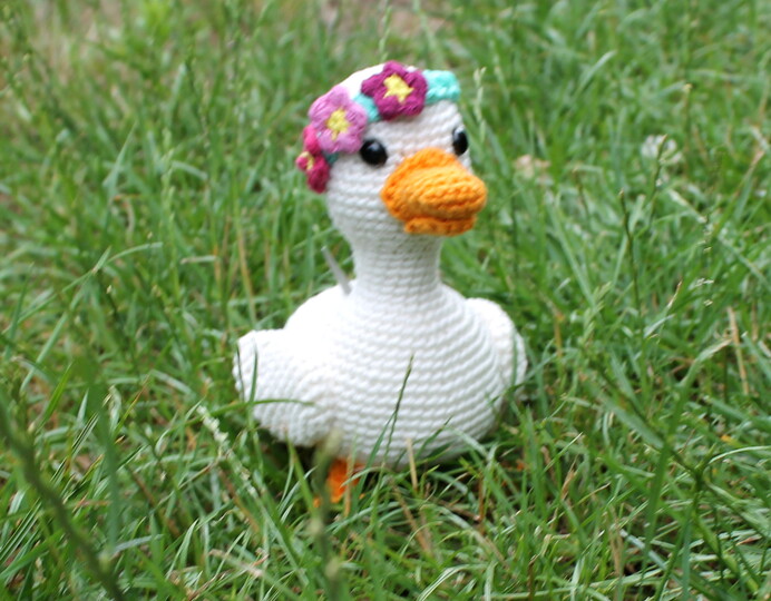 Crochet a Duck – a little duckling with a flower crown (EN & DE)