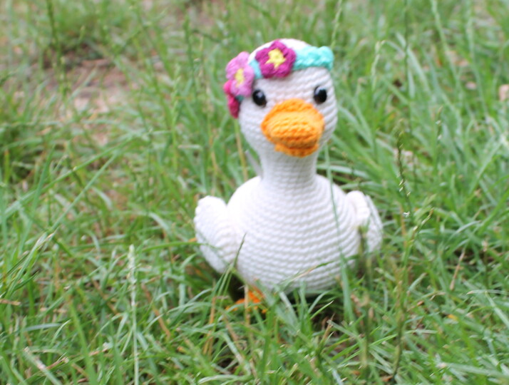 Crochet a Duck – a little duckling with a flower crown (EN & DE)