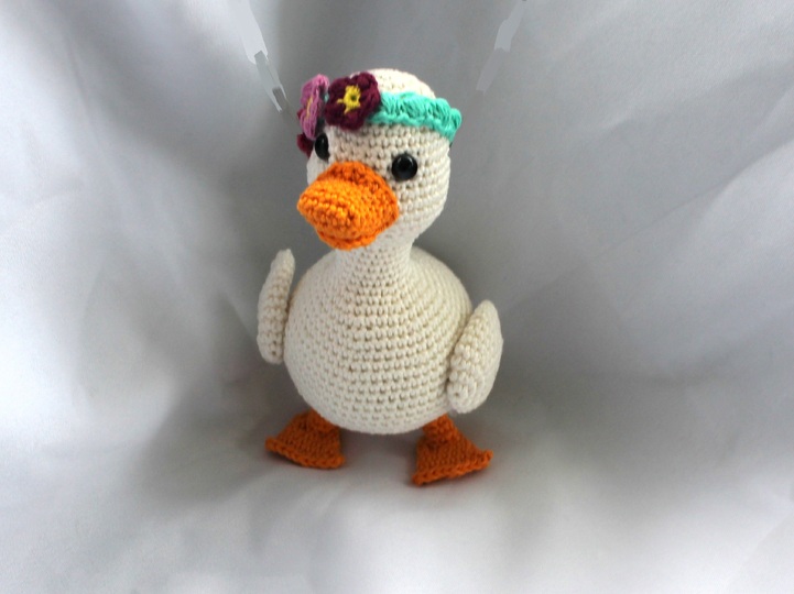 Crochet a Duck – a little duckling with a flower crown (EN & DE)
