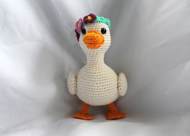 Crochet a Duck – a little duckling with a flower crown (EN & DE)