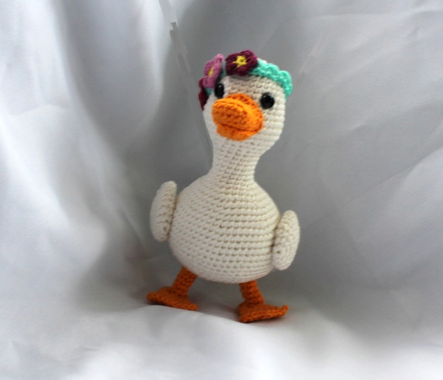 Ente häkeln – kleines Entchen mit Blumenkrönchen (DE & EN)