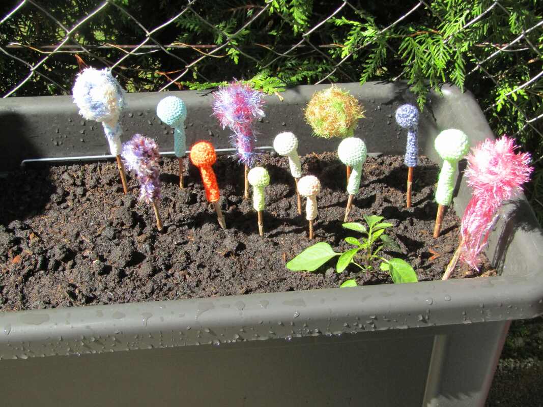 Häkelanleitung – Blumenstecker aus Wollresten